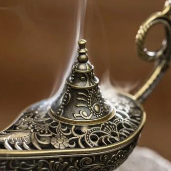 Räucherkegel-Halter aus Metall auf Standfuß, edles orientalisches Deko-Element